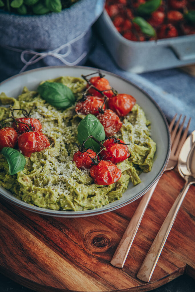 Spinat Tagliatelle mit cremige Soße aus Avocado und Basilikum ...