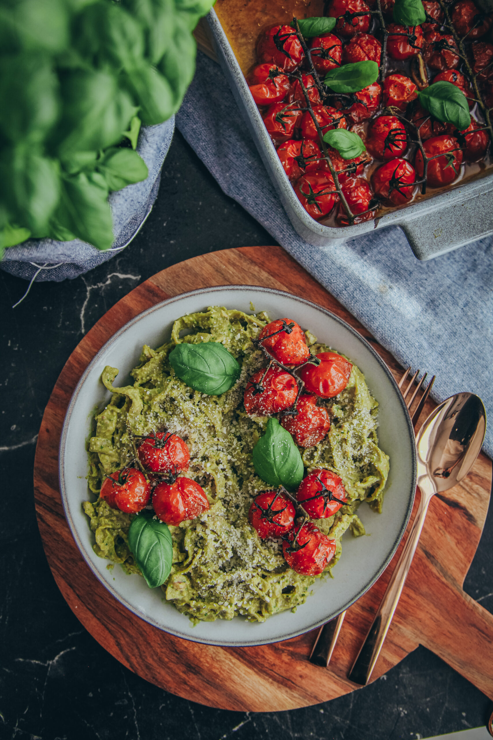 Spinat Tagliatelle mit cremige Soße aus Avocado und Basilikum ...