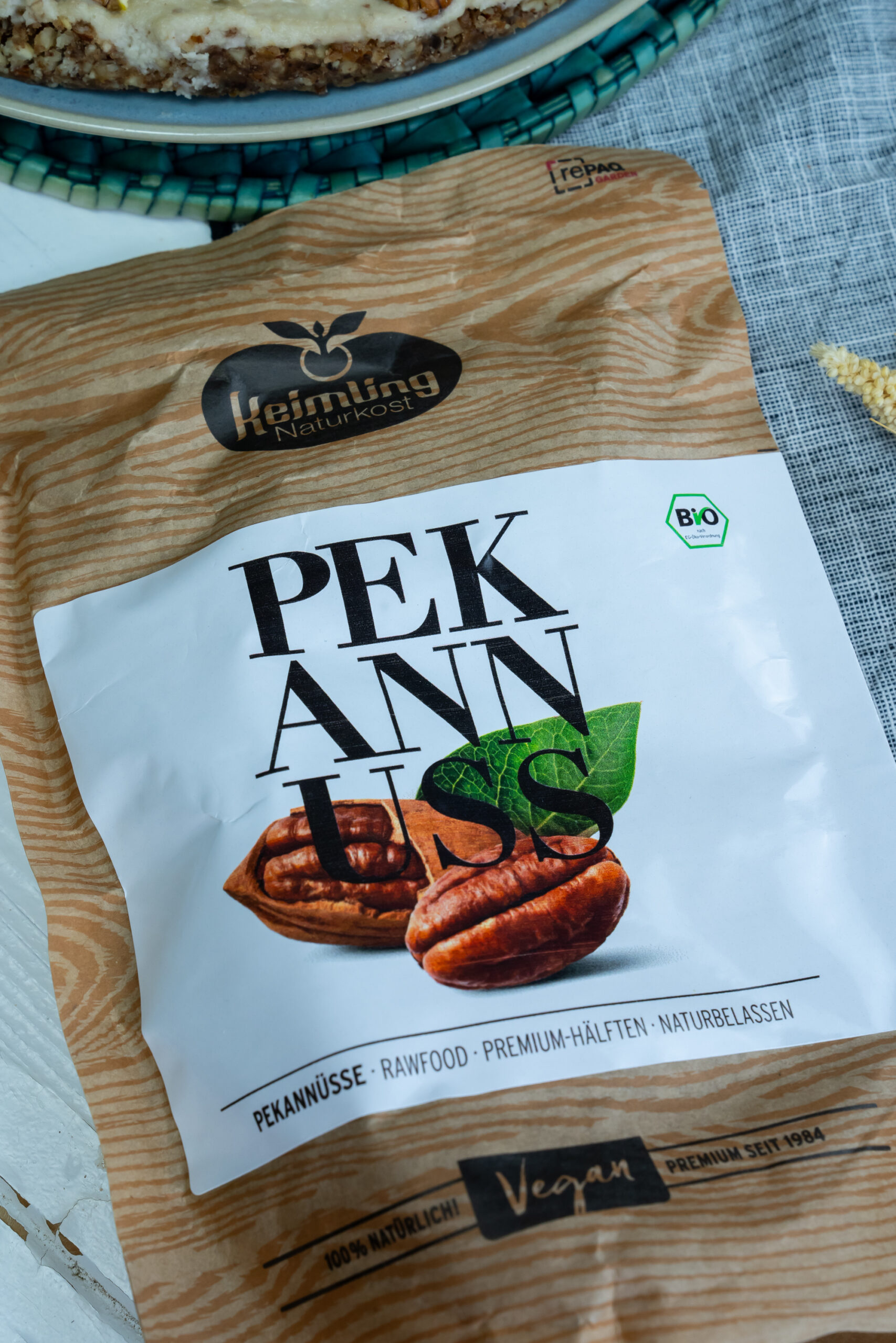 Bist du auf der Suche nach einem gesunden und leckeren Snack, den du ohne schlechtes Gewissen genießen kannst? Dann habe ich hier etwas ganz Besonderes für dich: Raw-vegane Pekannuss-Ecken. Diese köstlichen Dreiecke sind nicht nur voller gesunder Nüsse, sondern auch roh, vegan und perfekt, um zwischendurch neue Energie zu tanken. Perfekt also für einen bewussten Snack oder als Nascherei, die du auch gerne verschenken kannst.